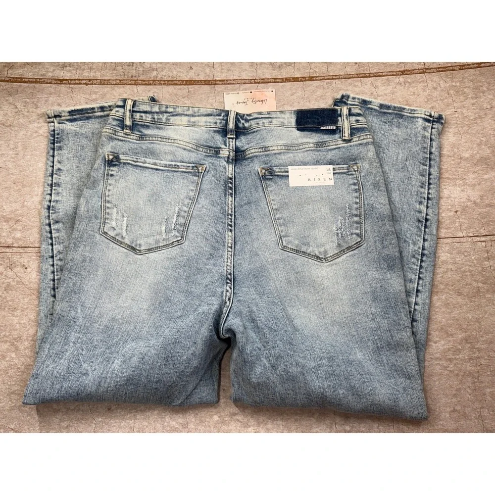 Risen High Rise Mom Jeans Women's 15/32 Distressed Light Wash Denim Tapered NWT